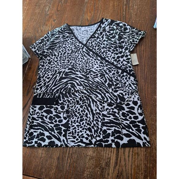 New Medium Bobby Brooks Black White Animal Print Short Sleeve Scrub Top Scrubs - Picture 1 of 3